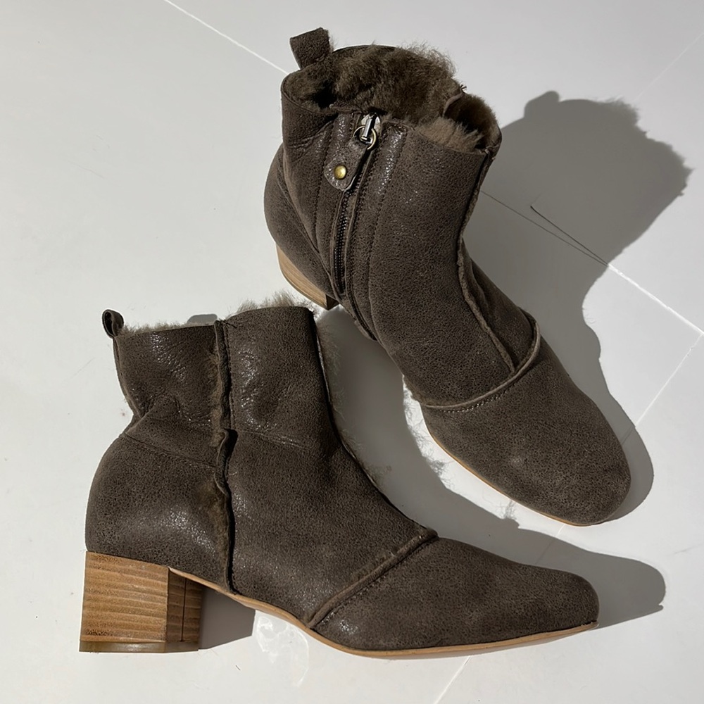 Barneys New York sherpa lined lesther boots booties brown sz 38 fall winter
